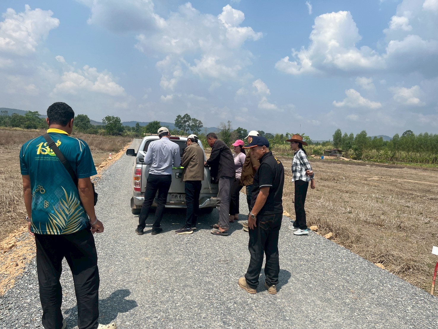 title - วันที่ 17 มีนาคม 2569 นายวิทูล ประดิษฐบุญ ปฏิรูปที่ดินจังหวัดปราจีนบุรี  มอบหมายให้ นายเชวงศักดิ์ อะปะมาตร ผู้อำนวยการกลุ่มงานช่างและแผนที่  นางรักษ์หทัยรัตน์ เมทนีกรชัย หัวหน้าฝ่ายบริหาร และเจ้าหน้าที่ ส.ป.ก.ปราจีนบุรี ลงพื้นที่ตรวจรับงานก่อสร้างถนนสายซอยในแปลงเกษตรกรรม ในเขตปฏิรูปที่ดิน ให้แก่เกษตรกรผู้ไร้ที่ดินทำกิน